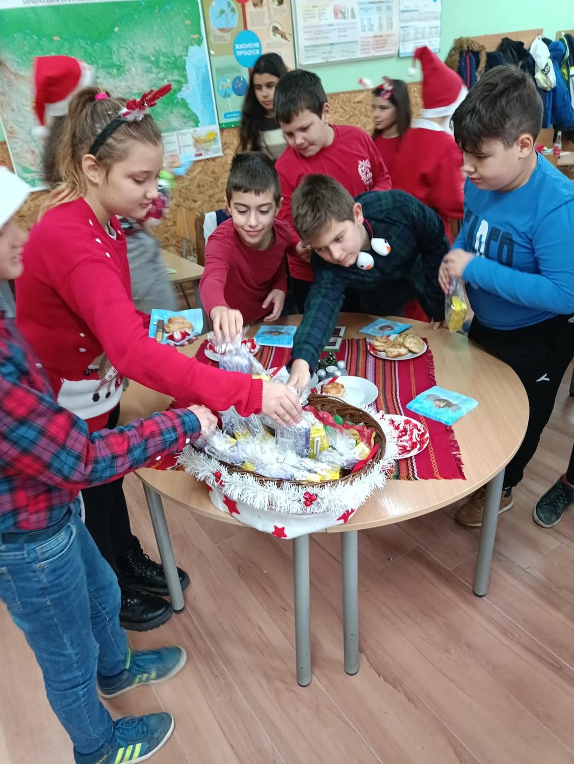 Коледна томбола с аромат на обич в ОУ „Максим Горки“ – град Левски